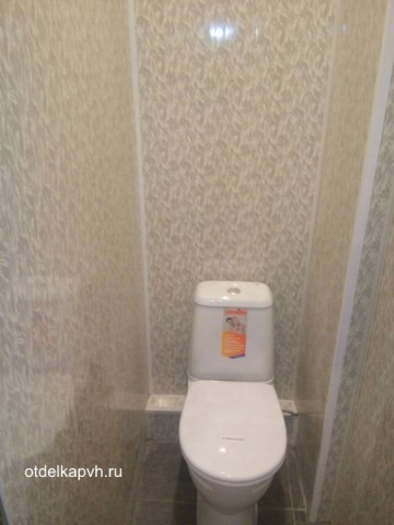 Ремонт туалета панелями ПВХ "Перья"